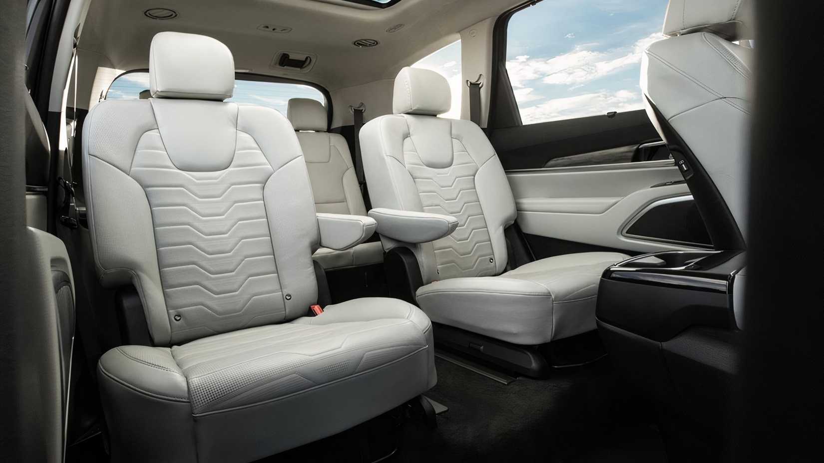 Foto do interior de um Kia Telluride 2022 mostrando os bancos traseiros
