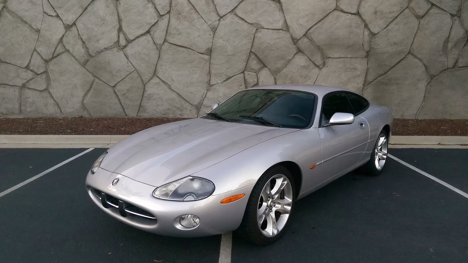 Jaguar XK8 2003, vista frontal 3/4