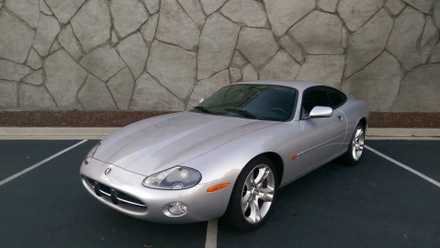 2003 Jaguar XK8, front 3/4 view