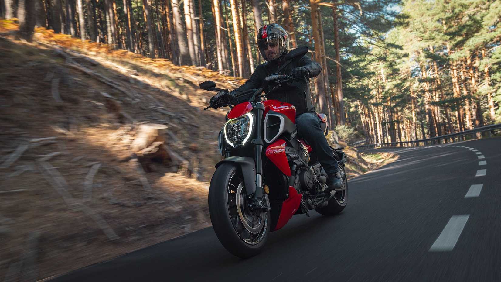 Uma Ducati Diavel V4 em uma estrada de montanha