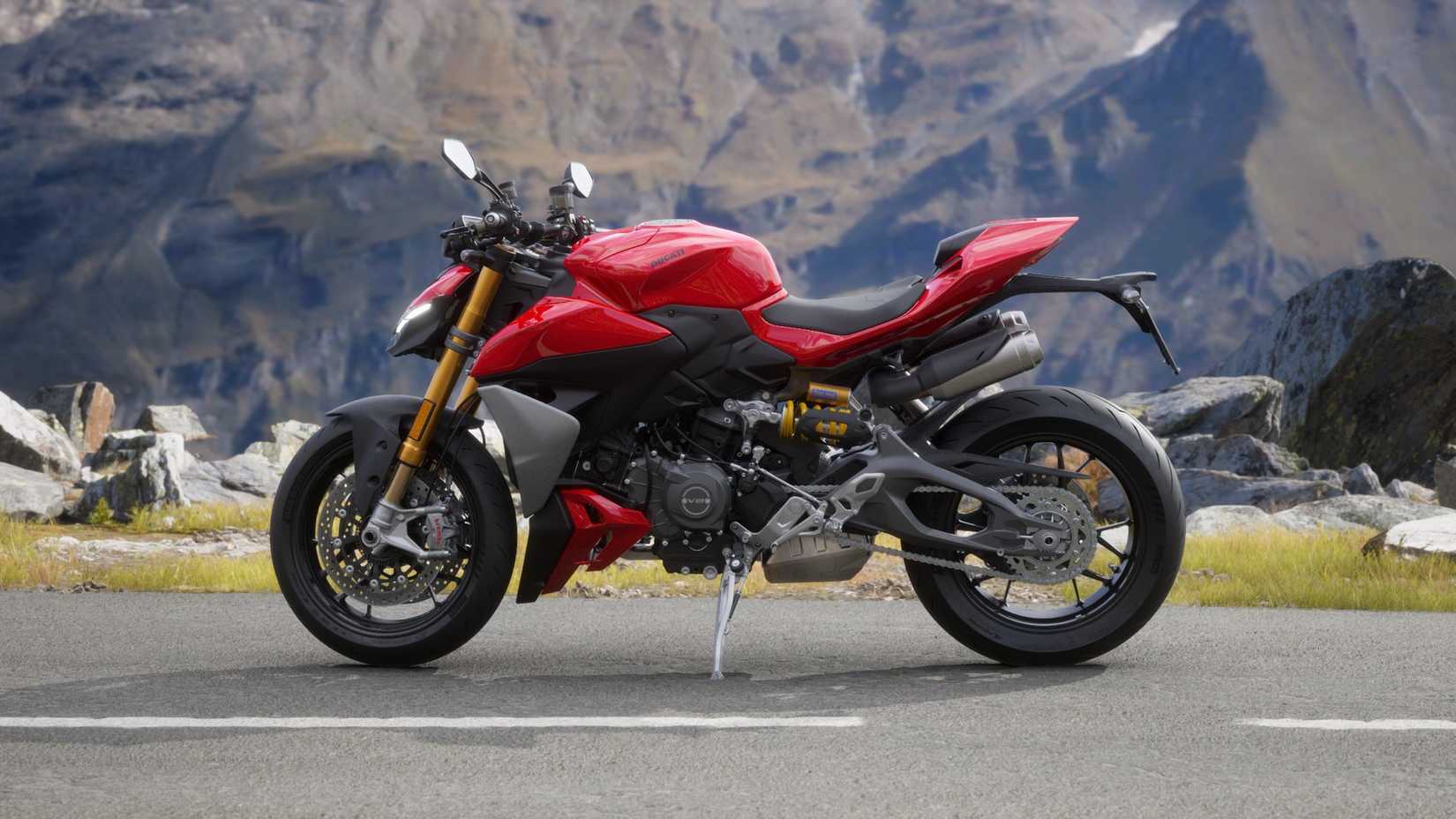 Foto lateral da Ducati Streetfighter V2 2025 estacionada na estrada