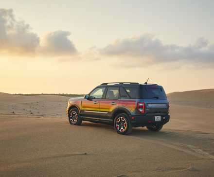 Foto traseira 3/4 de um Ford Bronco Sport 2024