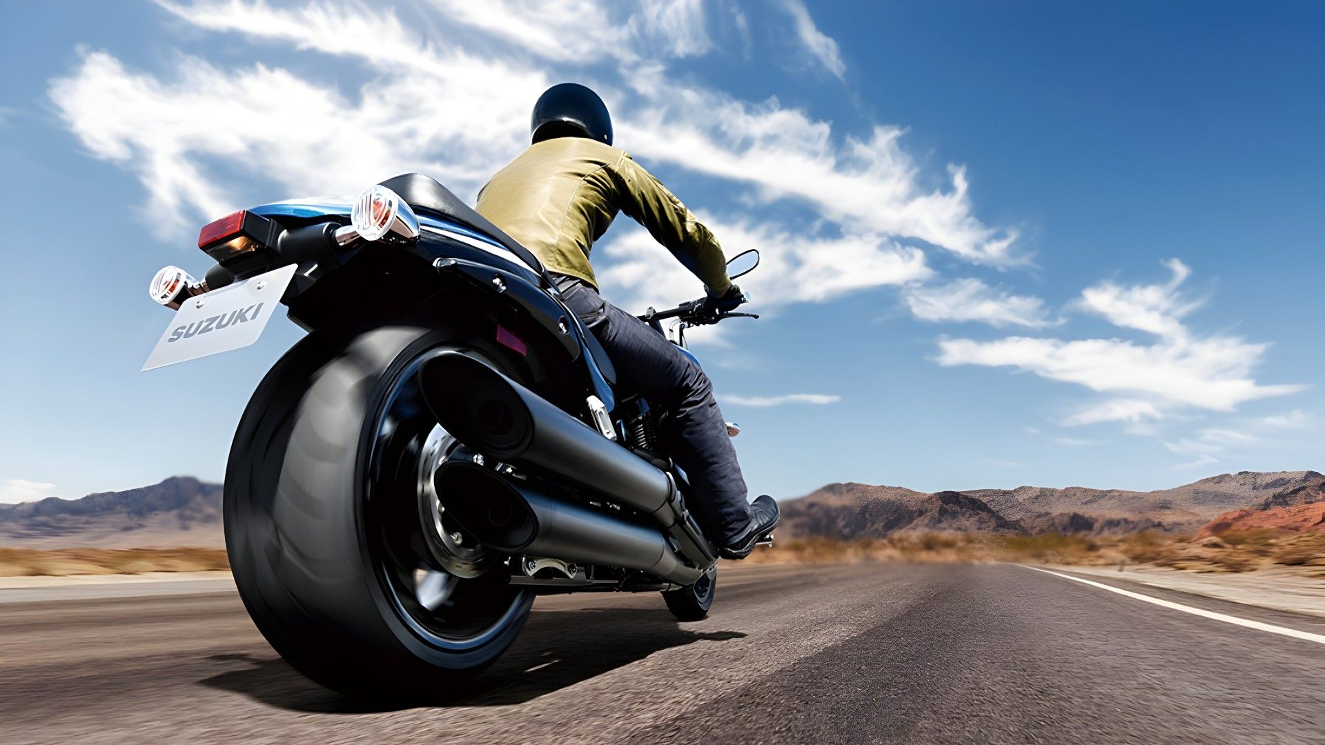 Grande plano cinematográfico do enorme pneu traseiro Suzuki Boulevard M109R