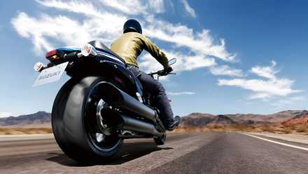 Grande plano cinematográfico do enorme pneu traseiro Suzuki Boulevard M109R