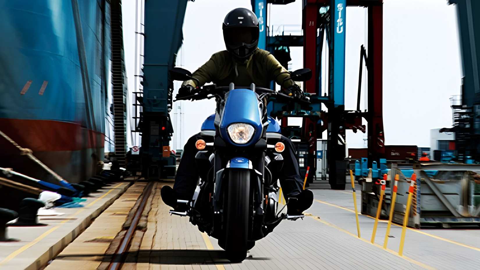 Suzuki Boulevard M109R front fascia accelerating view