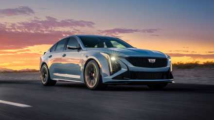 2025 Cadillac CT5-V Blackwing em azul dirigindo na estrada