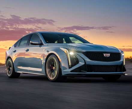 2025 Cadillac CT5-V Blackwing em azul dirigindo na estrada