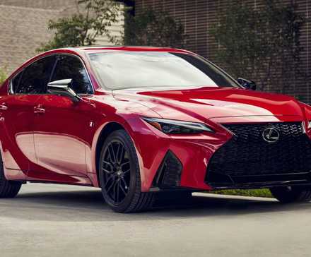 2025 Lexus IS 500 F Sport Performance em vermelho posando na frente de casa