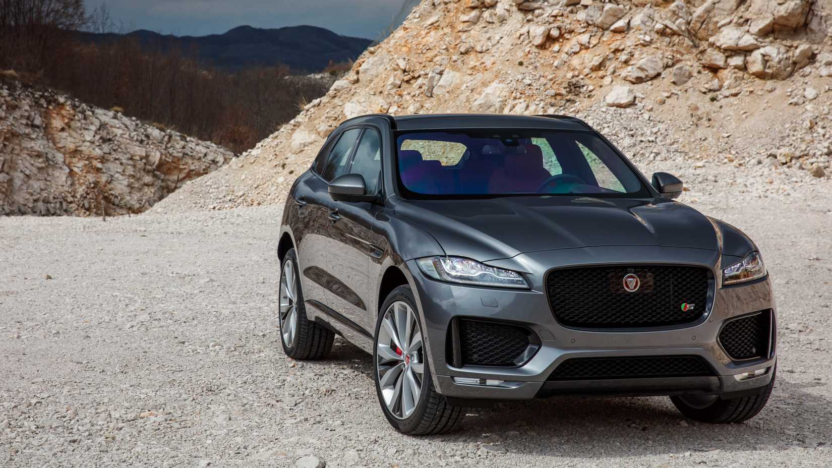 2017 Jaguar F-Pace 35T action shot