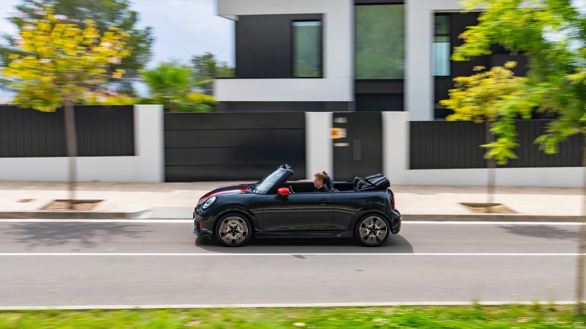 Mini Cooper JCW dirigindo em uma estrada