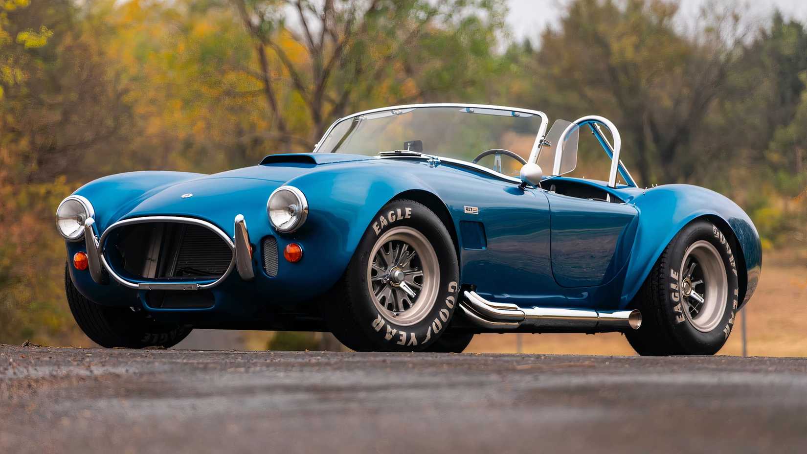 1966 Shelby Cobra 427 em azul estacionado
