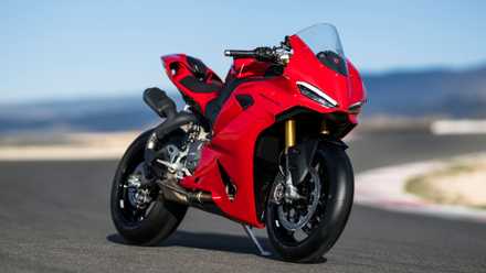 2025 Ducati Panigale V2 foto estática cinematográfica vista frontal do terceiro quarto