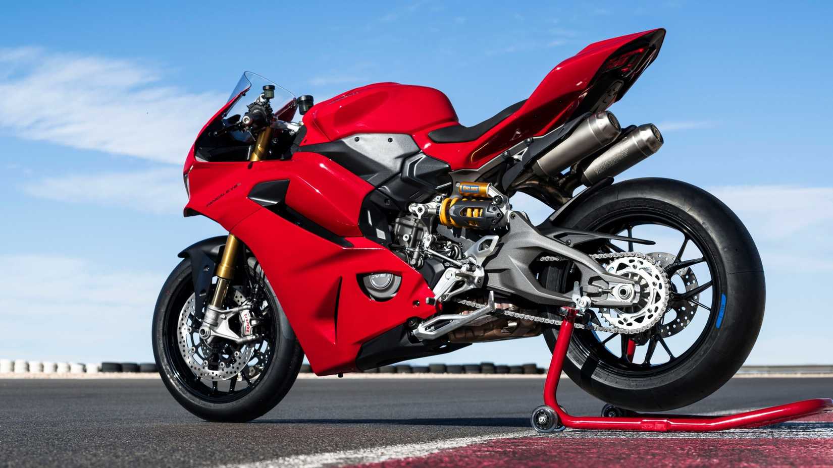 2025 Ducati Panigale V2 S foto estática traseira cinematográfica do terceiro quarto