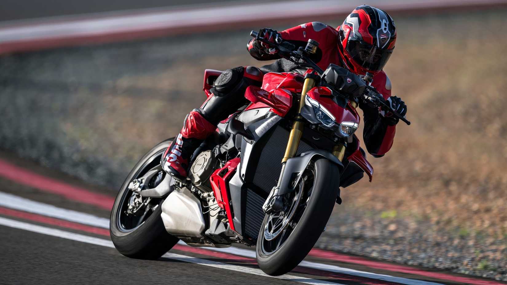 2025 Ducati Streetfighter V4 fazendo curvas em uma pista de corrida