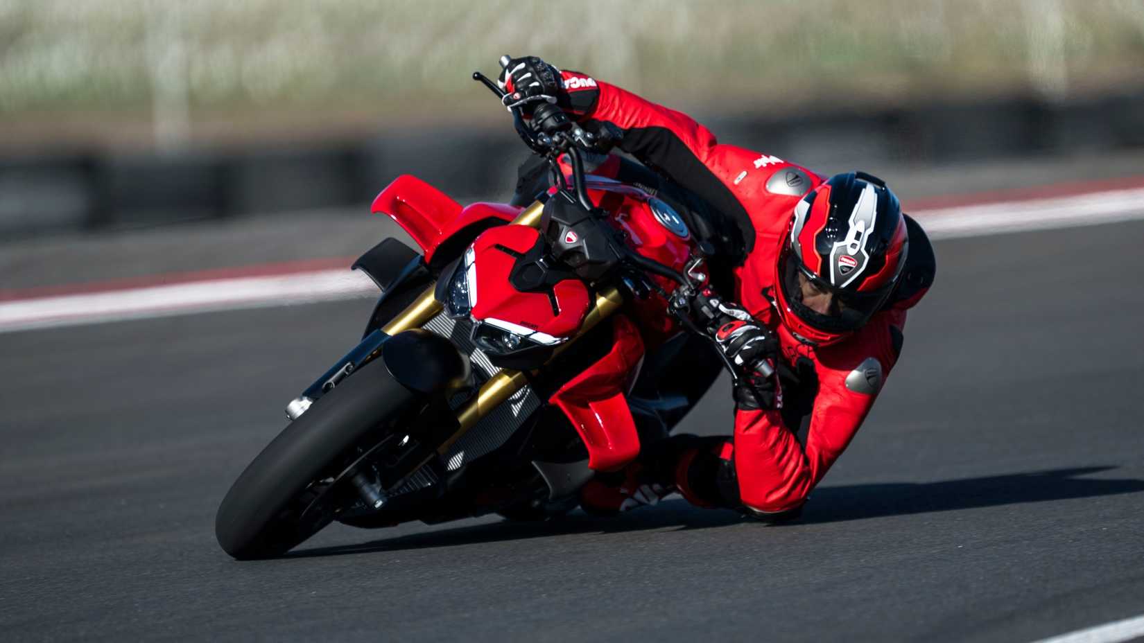 2025 Ducati Streetfighter V4 S fazendo curvas em uma vista frontal da pista de corrida