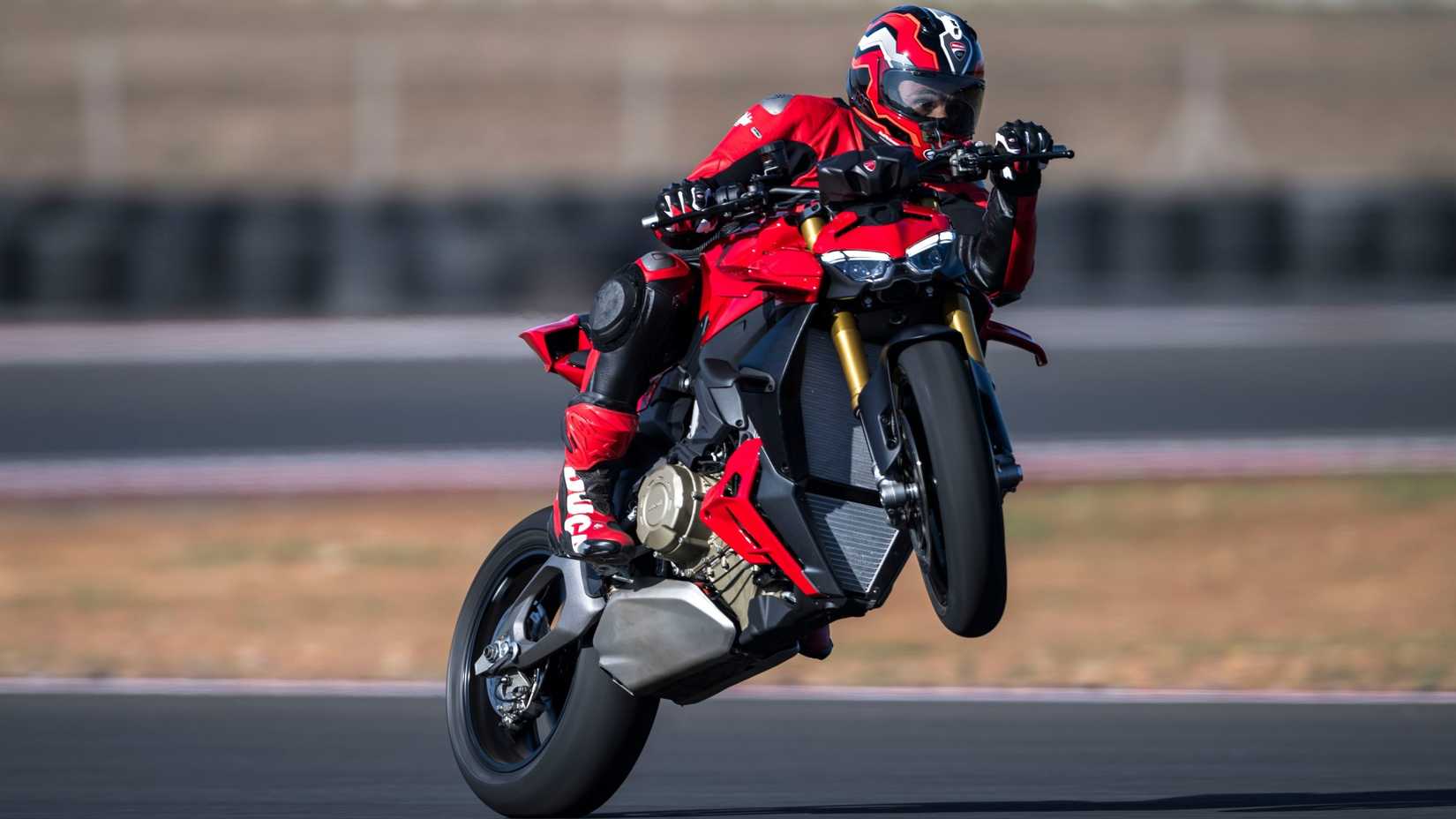 2025 Ducati Streetfighter V4 lançando uma bicicleta esportiva com rodas papel de parede hd