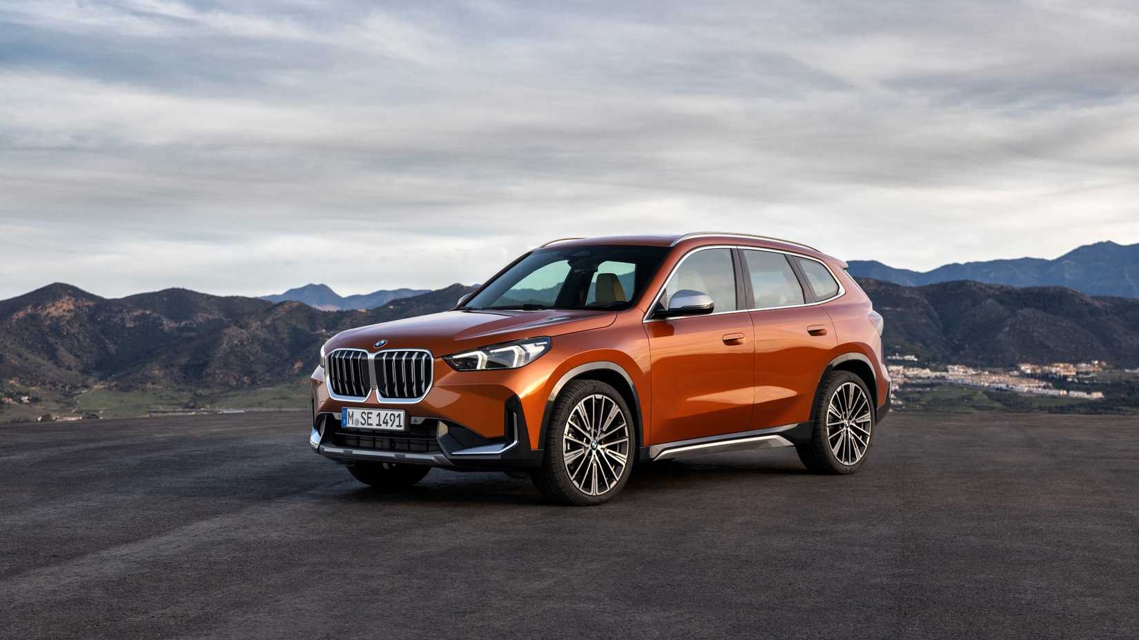 Front 3/4 shot of a 2023 BMW X1