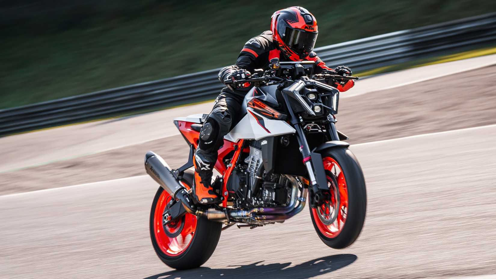 2025 KTM 990 Duke R dando um cavalinho na pista de corrida