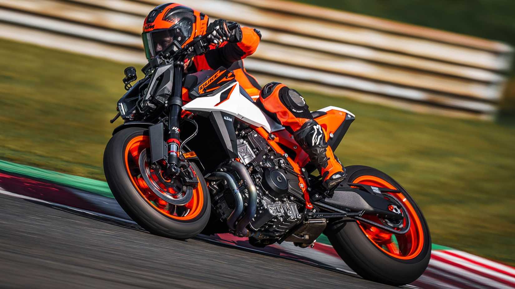 2025 KTM 990 Duke R fazendo curvas em uma pista de corrida
