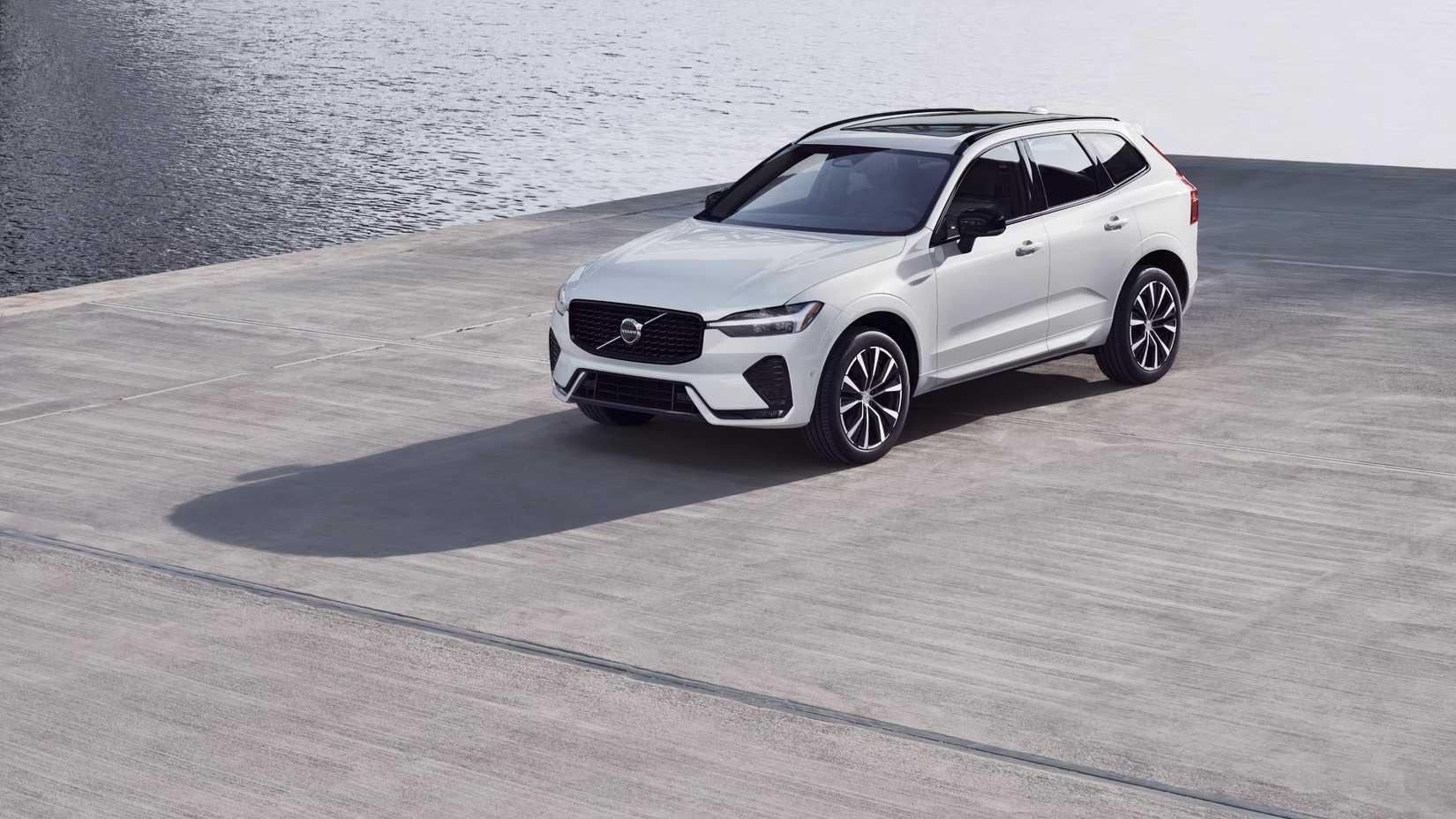 2025 Volvo XC60, front 3/4 view parked