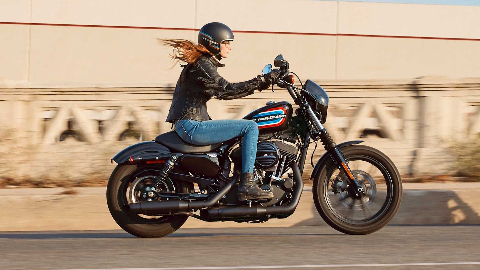 Piloto em uma Harley-Davidson Iron 1200 2020