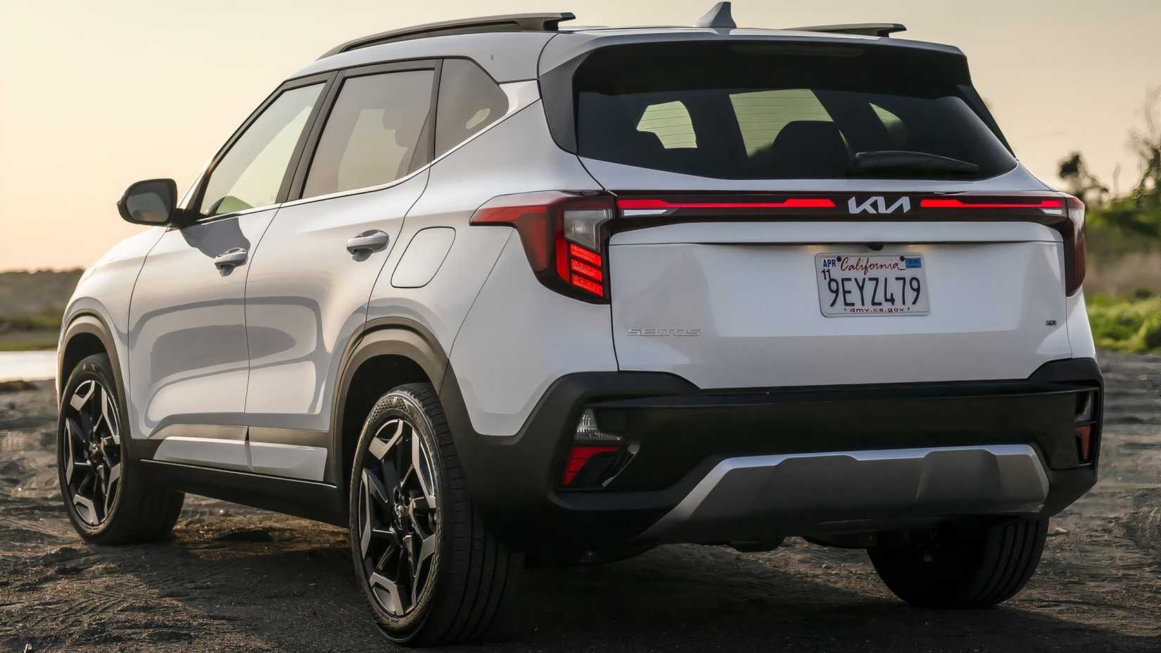 Kia Seltos, rear quarter view
