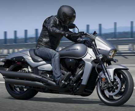 2024 Suzuki Boulevard M109R acelerando vista de perfil lateral