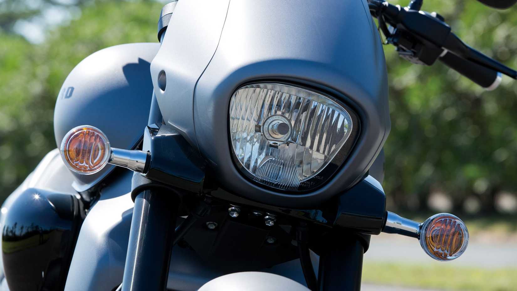 Suzuki Boulevard M109R muscular design front fascia close-up shot