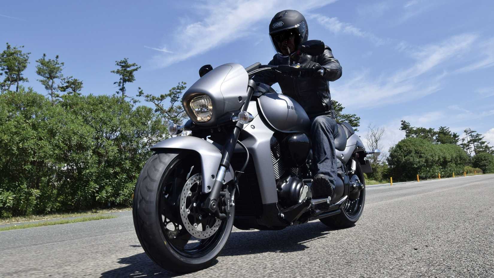 Suzuki Boulevard M109R em velocidade máxima vista frontal do terceiro quarto