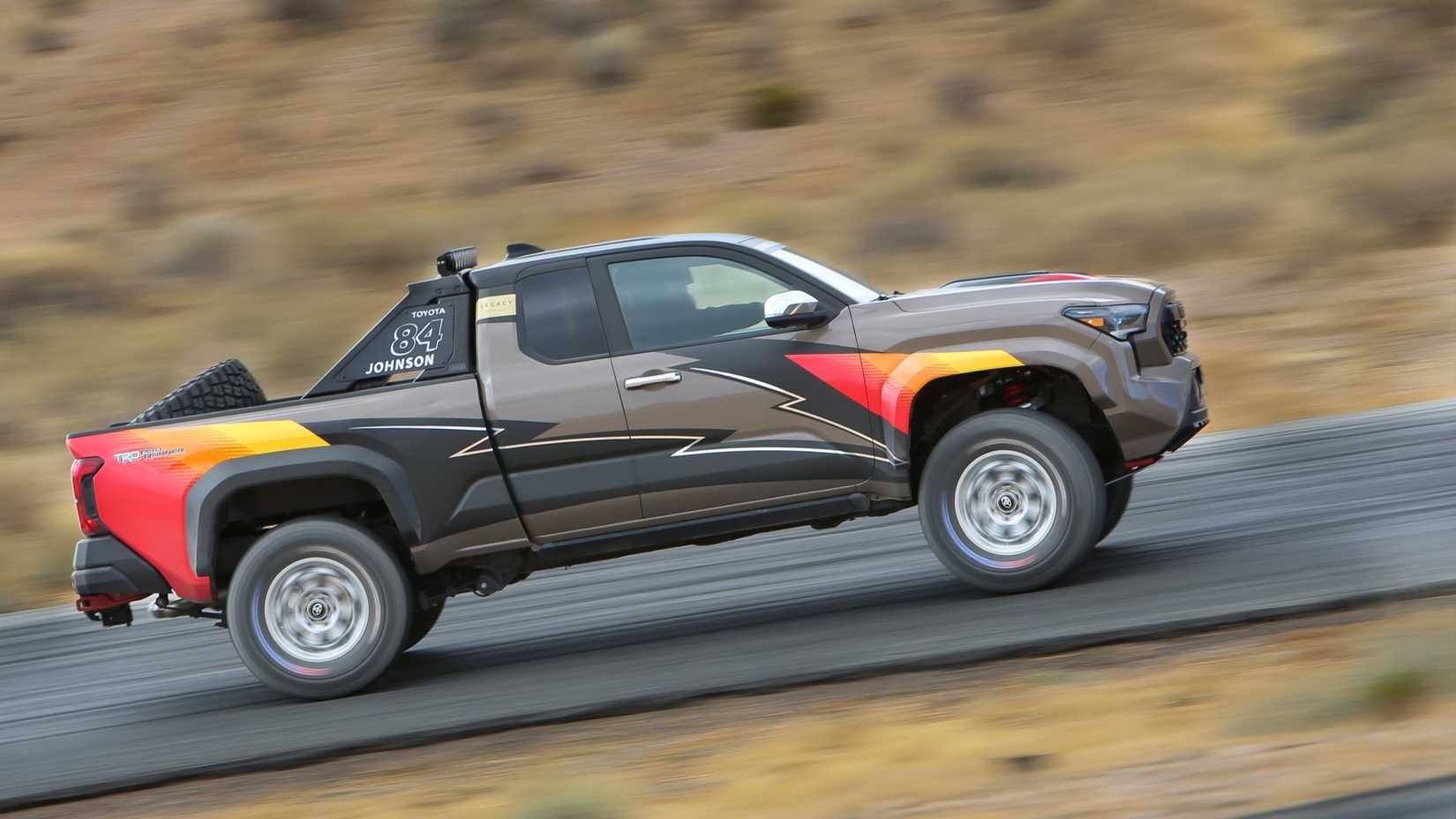 Foto de perfil lateral de um Toyota Tacoma TRD ProRunner 2024