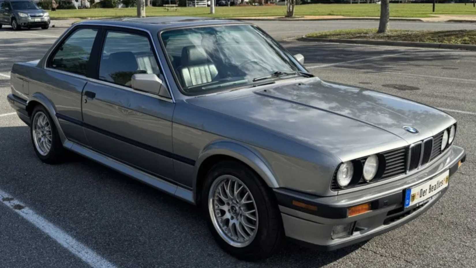 BMW Série 3 (E30) prateado dianteiro 3/4 tiro estacionado