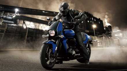 Piloto realizando um burnout em uma Suzuki Boulevard M109R