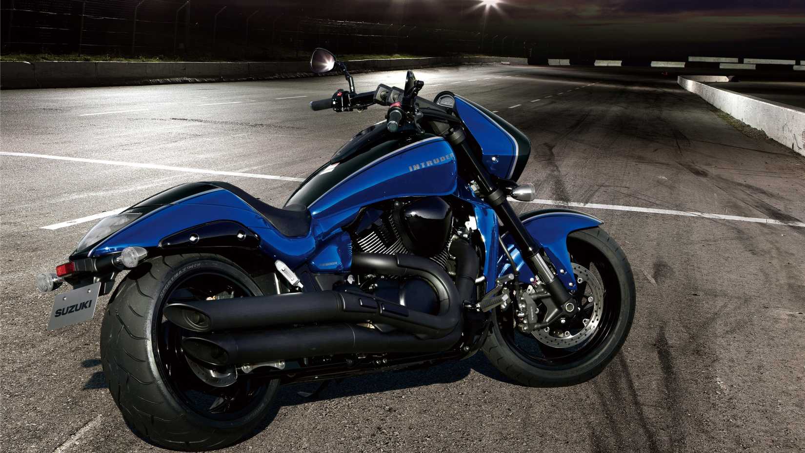 Vista traseira do terceiro quarto do Suzuki Boulevard M109R