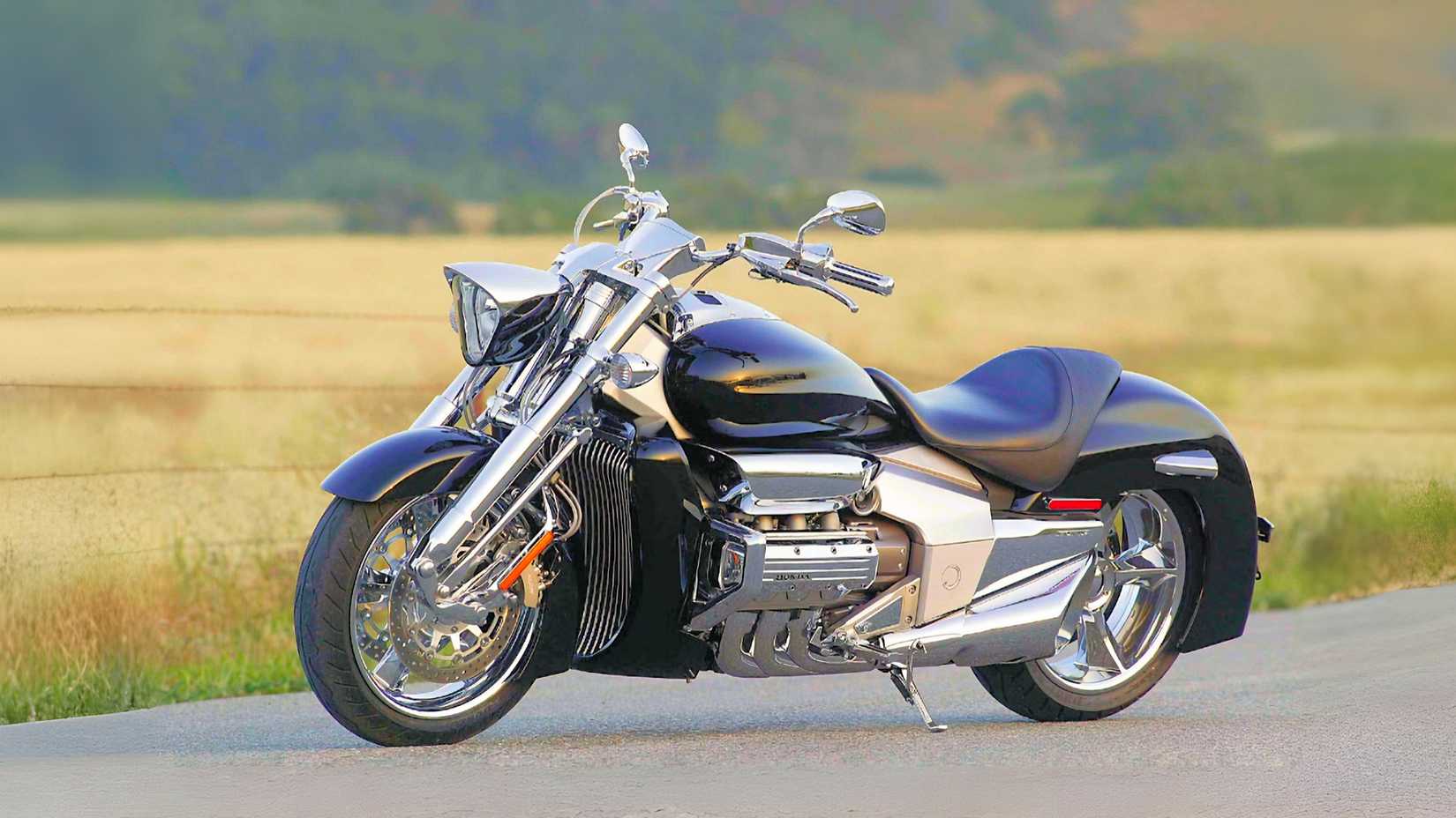 Foto de perfil estático da Honda Valkyrie Rune 2004