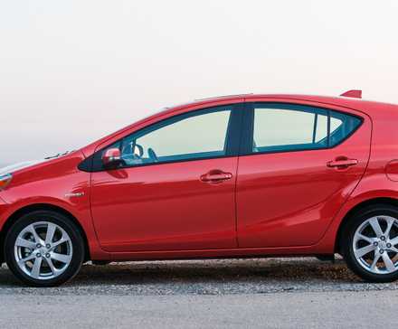 Foto de perfil lateral de um Toyota Prius C 2016