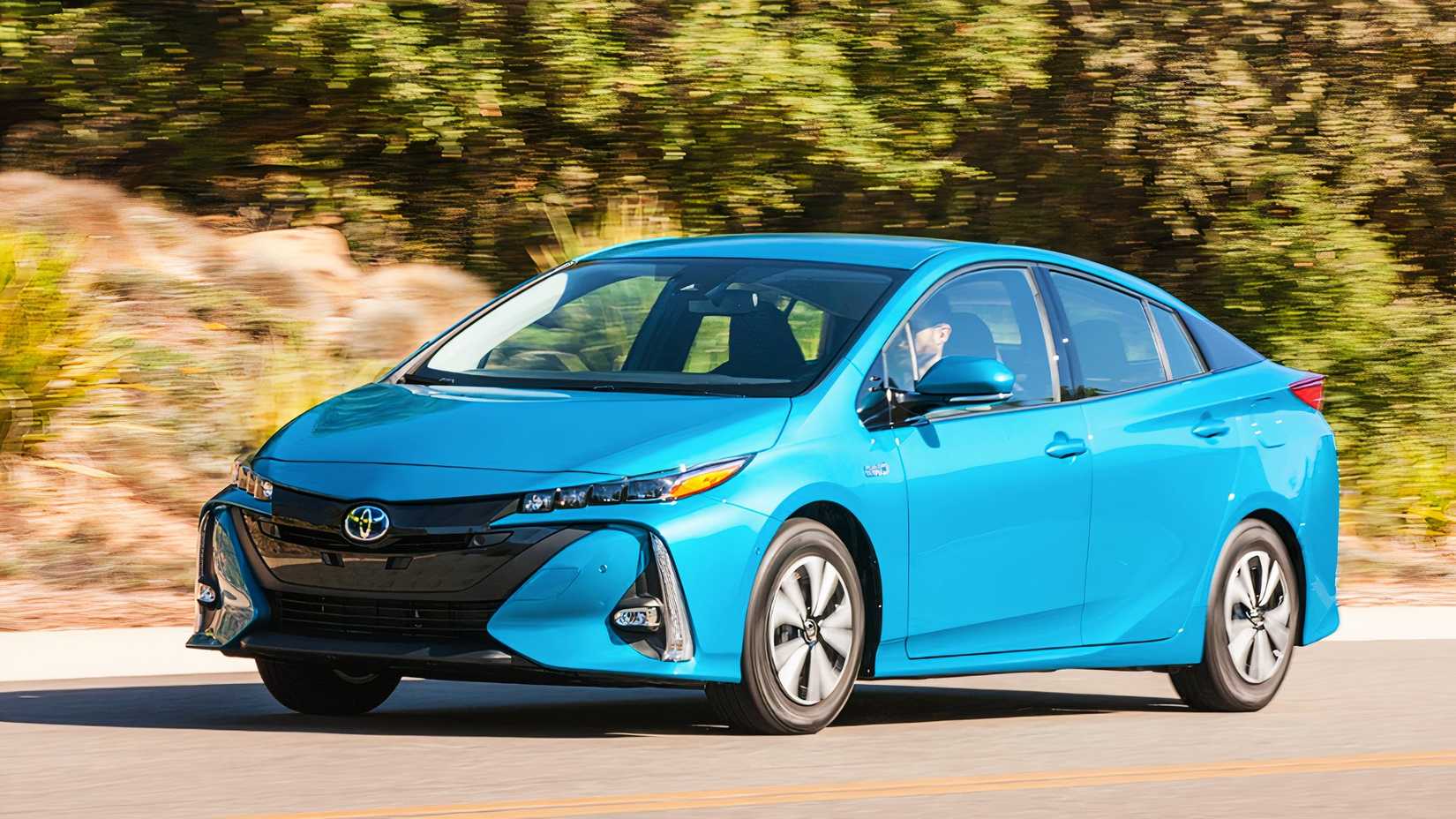 Um Toyota Prius Prime 2017 azul está dirigindo.