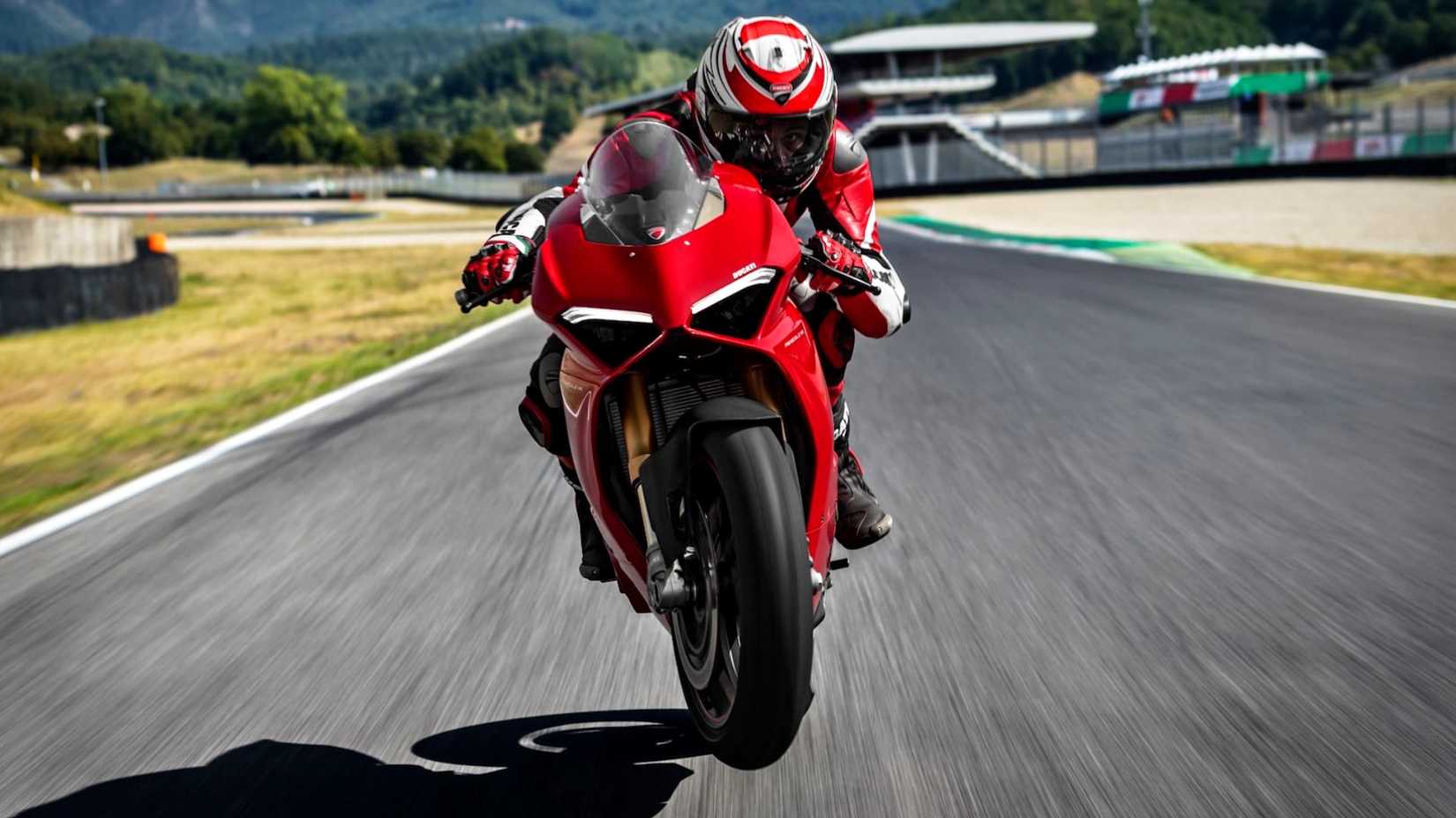 2018 Ducati Panigale V4 S Wheelie na reta de uma pista de corrida