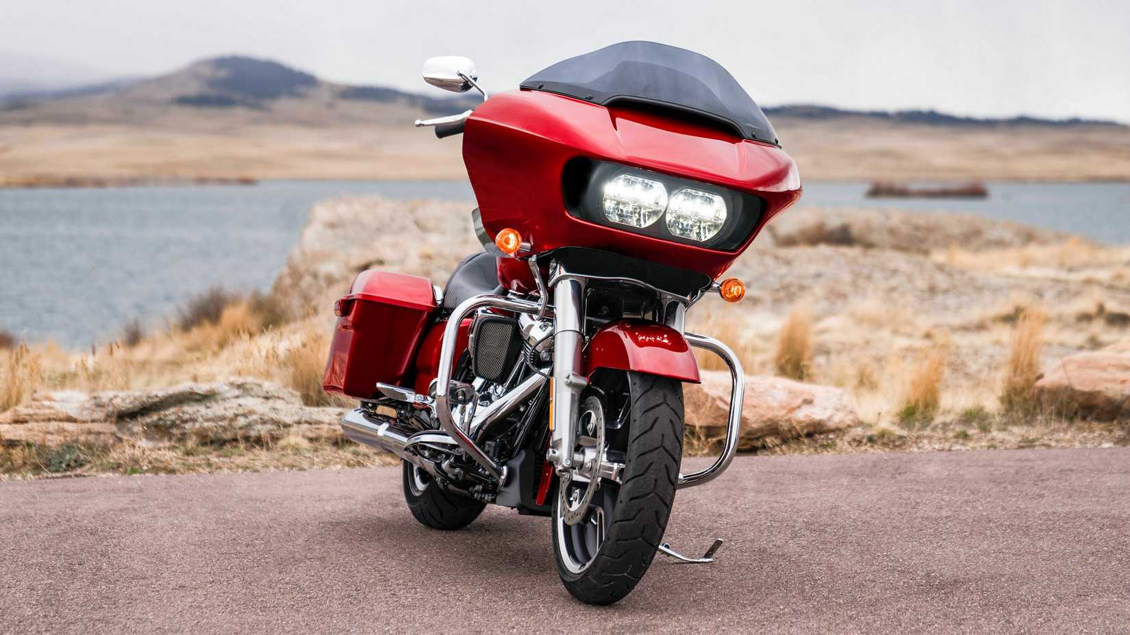 Harley-Davidson Road Glide vermelha 2020 estacionada na beira da estrada na frente