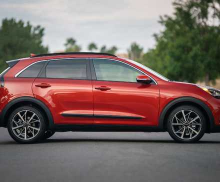 Foto lateral de um Kia Niro Hybrid 2022 laranja