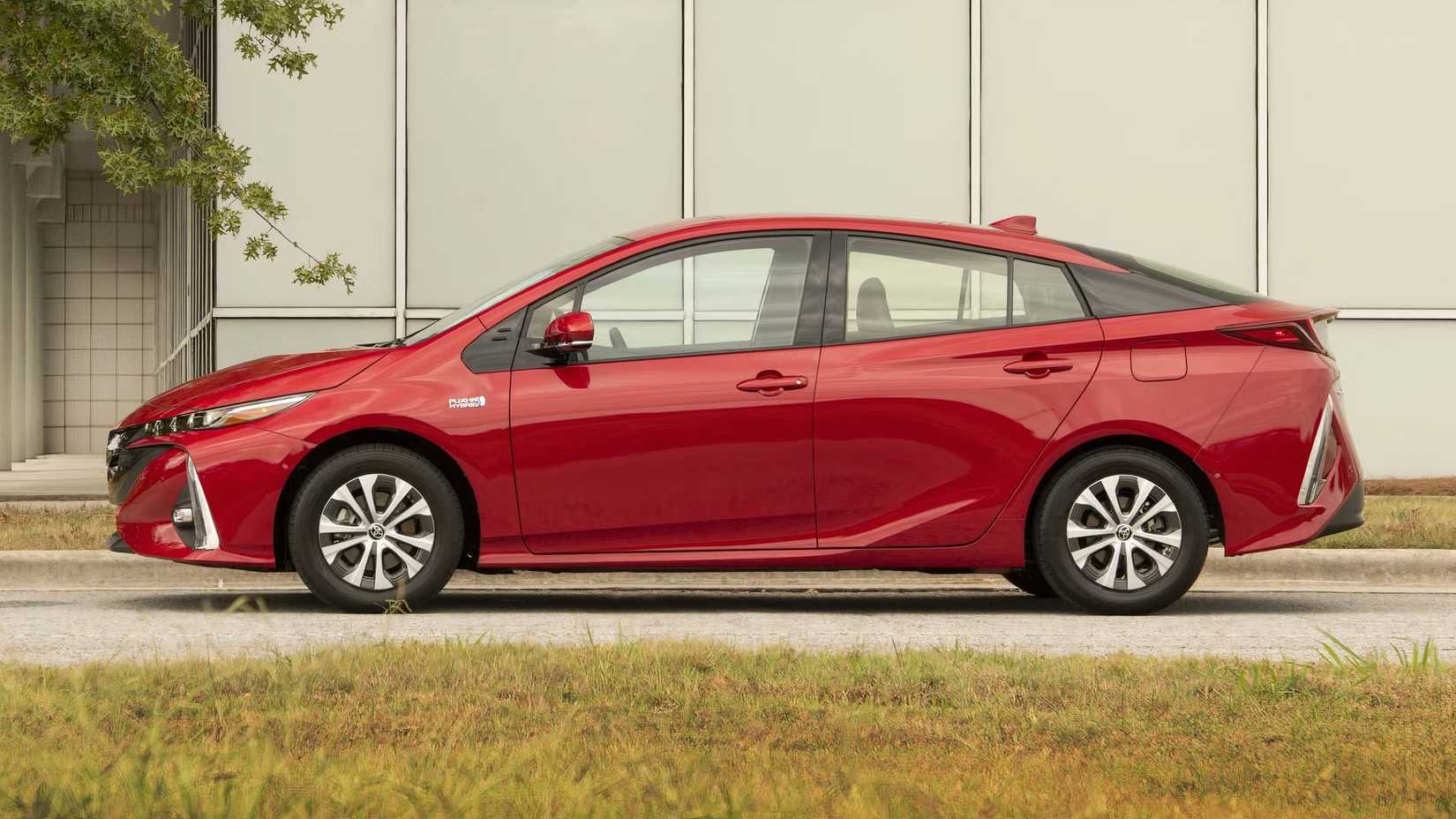Foto lateral de um Toyota Prius Prime 2022 vermelho