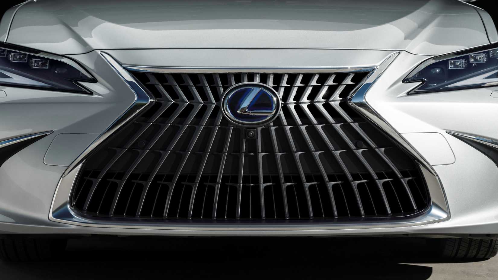 Close up of the grille on the 2022 Lexus ES 300h