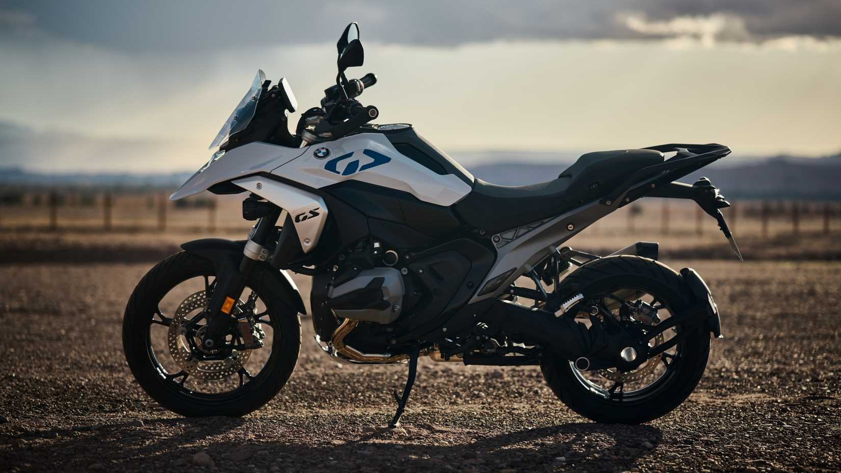 Foto externa esquerda do lado esquerdo da BMW R 1300 GS 2024