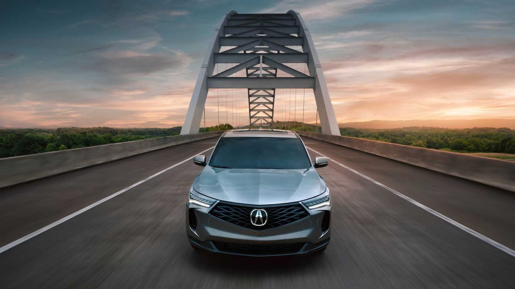2025 Acura RDX em prata passando pela ponte