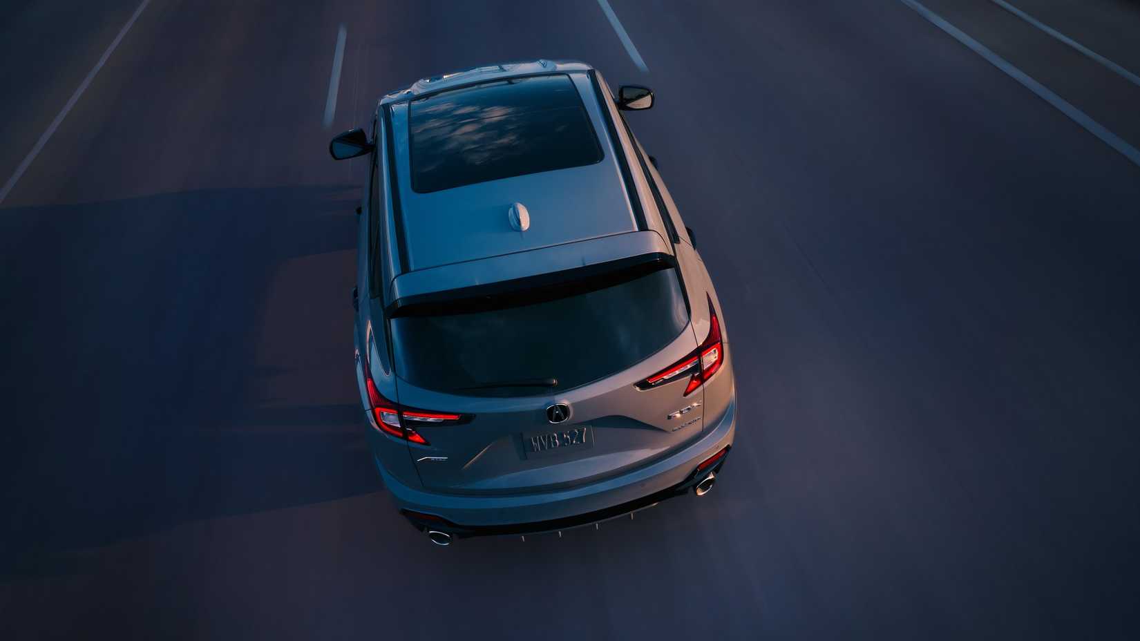 Foto traseira de um Acura RDX 2025 dirigindo pela estrada
