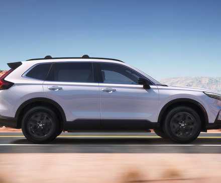 Foto de perfil lateral de um Honda CR-V Hybrid Sport branco 2025