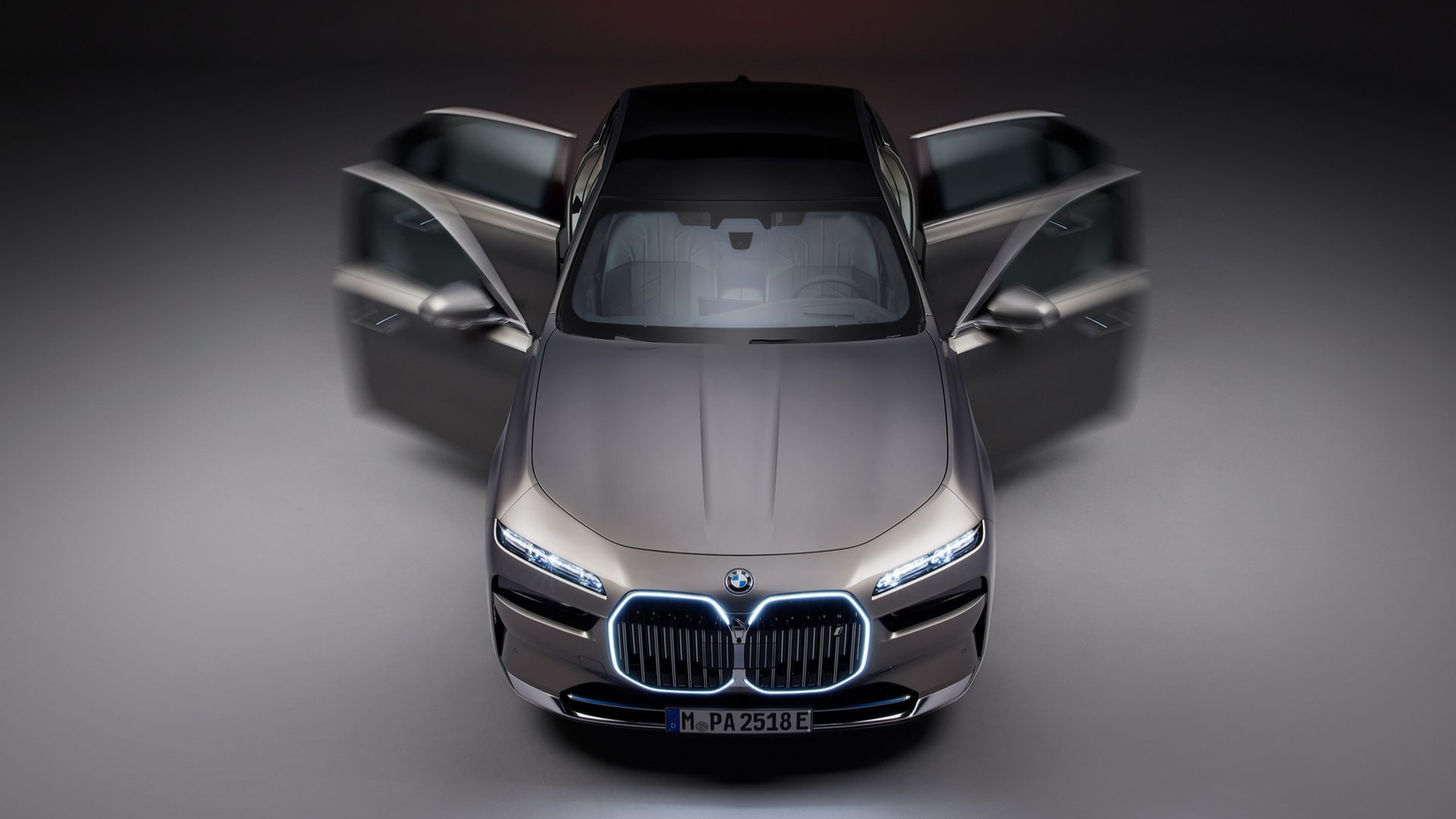 2025 i7 eDrive50 doors open