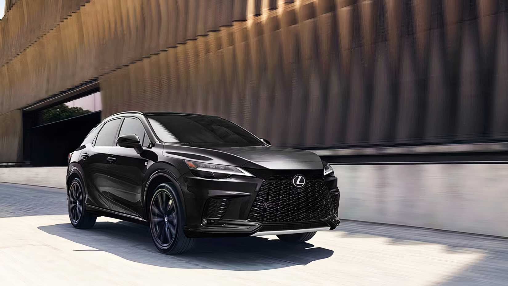 Um Lexus RX Plug In Hybrid 2025 preto está dirigindo.