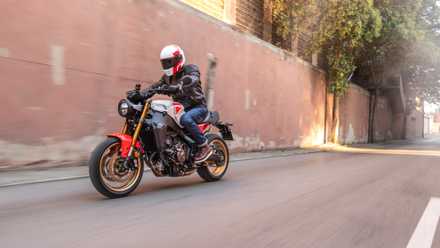 2025 Yamaha XSR900 Ação 1