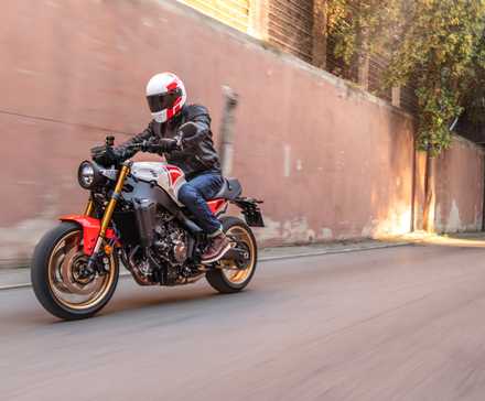 2025 Yamaha XSR900 Ação 1