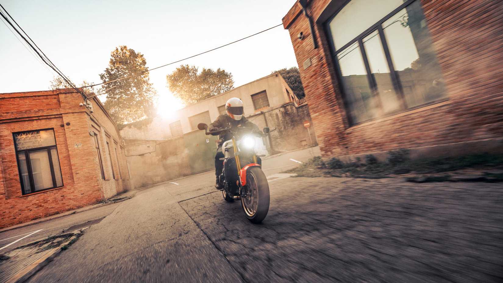 2025 Yamaha XSR900 Ação Dianteira